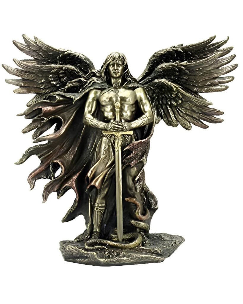 Statue métallique représentant l’archange Métatron sous les traits d’un ange guerrier aux grandes ailes déployées, tenant une épée devant lui, entouré d’un manteau sombre et d’un serpent à ses pieds, sur fond blanc.

