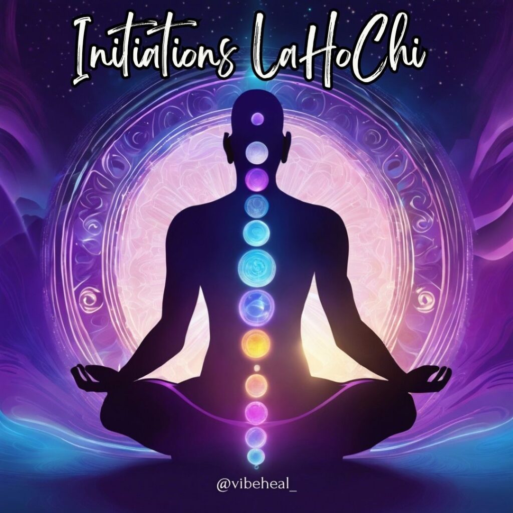 Illustration spirituelle violette et bleue représentant une silhouette en méditation devant un mandala lumineux, avec les centres énergétiques colorés alignés le long du corps, pour présenter les initiations LaHoChi.