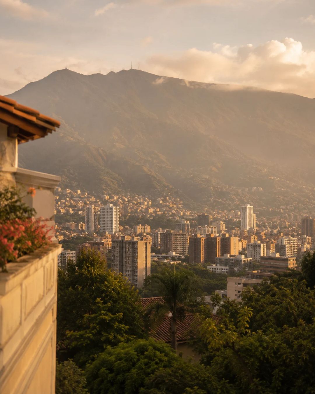Vue de Caracas au Venezuela, avec la ville au pied du mont Ávila dans une lumière chaude de fin de journée.